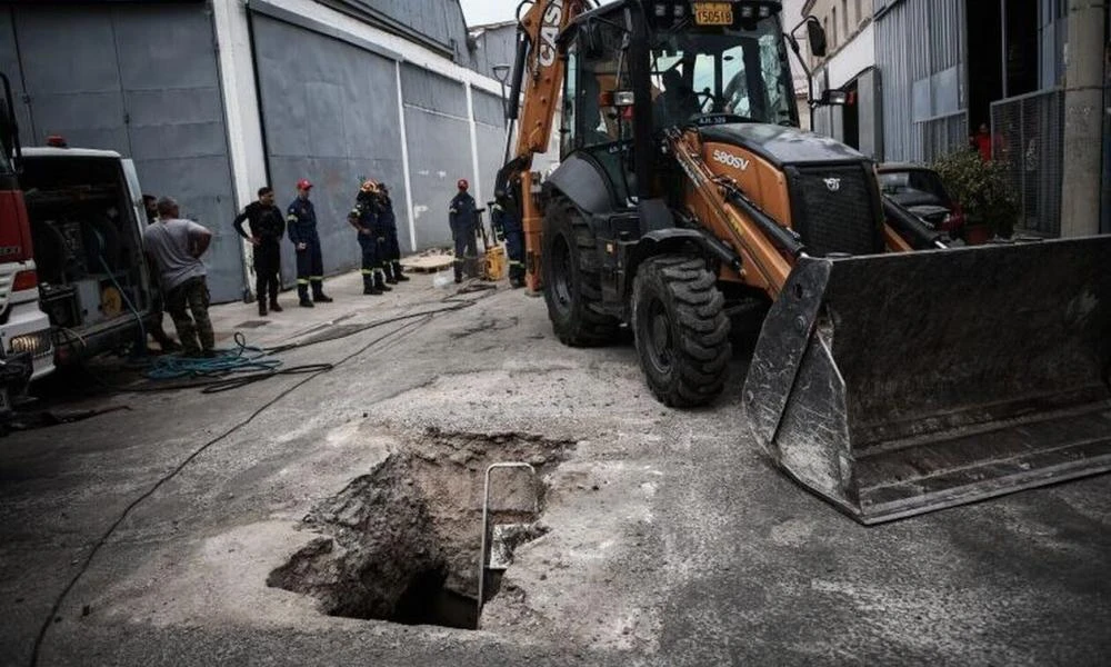 Πειραιάς: Αυτό είναι το μοιραίο φρεάτιο – Τρεις ώρες προσπαθούσαν να απεγκλωβίσουν τον 27χρονο